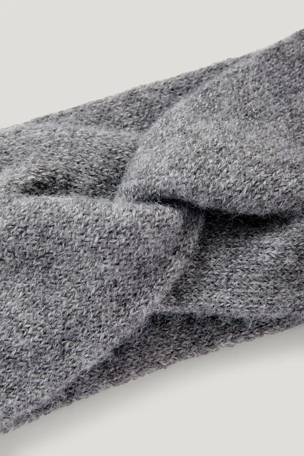 Pletená čelenka s detailem uzlu