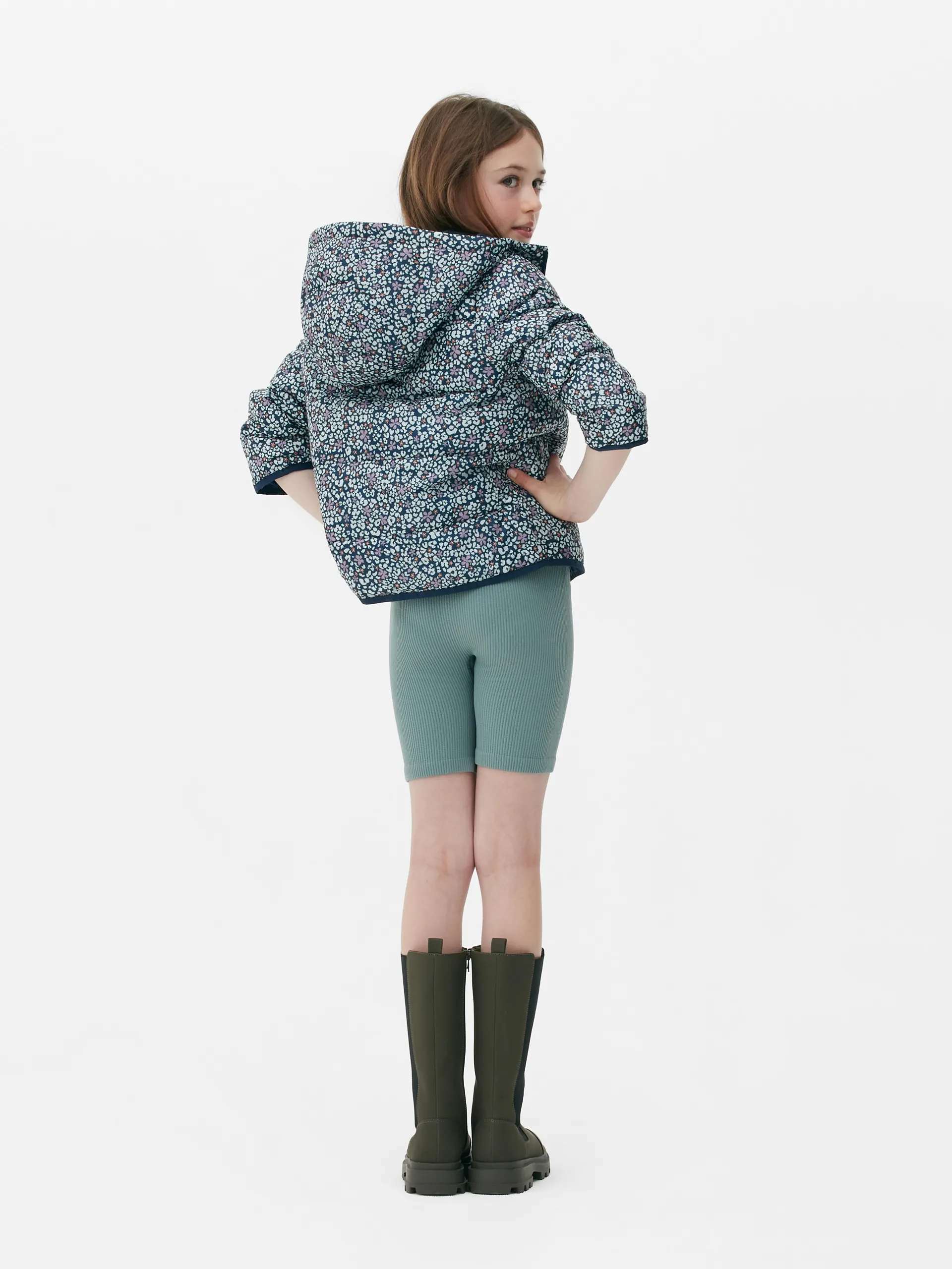 Bunda s kapucí a květinovým potiskem