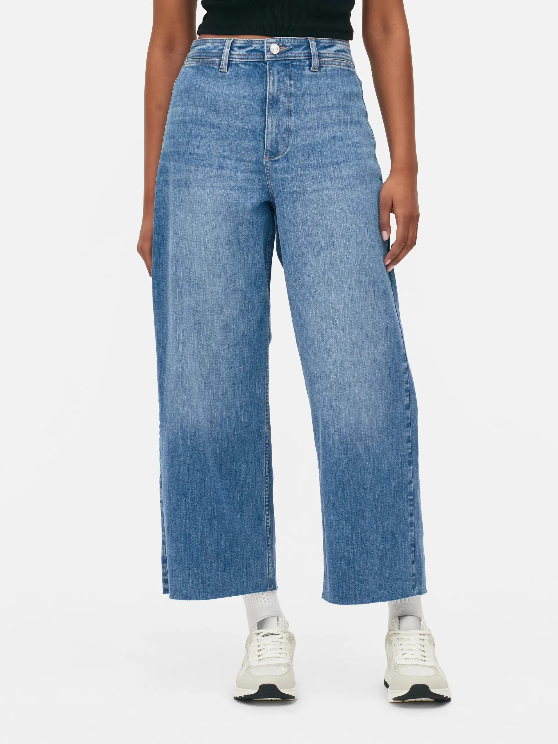 Zkrácené džíny s širokými nohavicemi