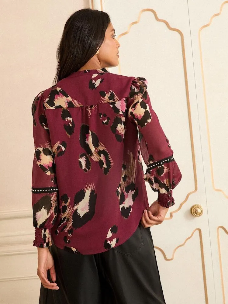 Vínová se zvířecím vzorem - Love & Roses halenka s kovovými prvky a výstřihem a potiskem