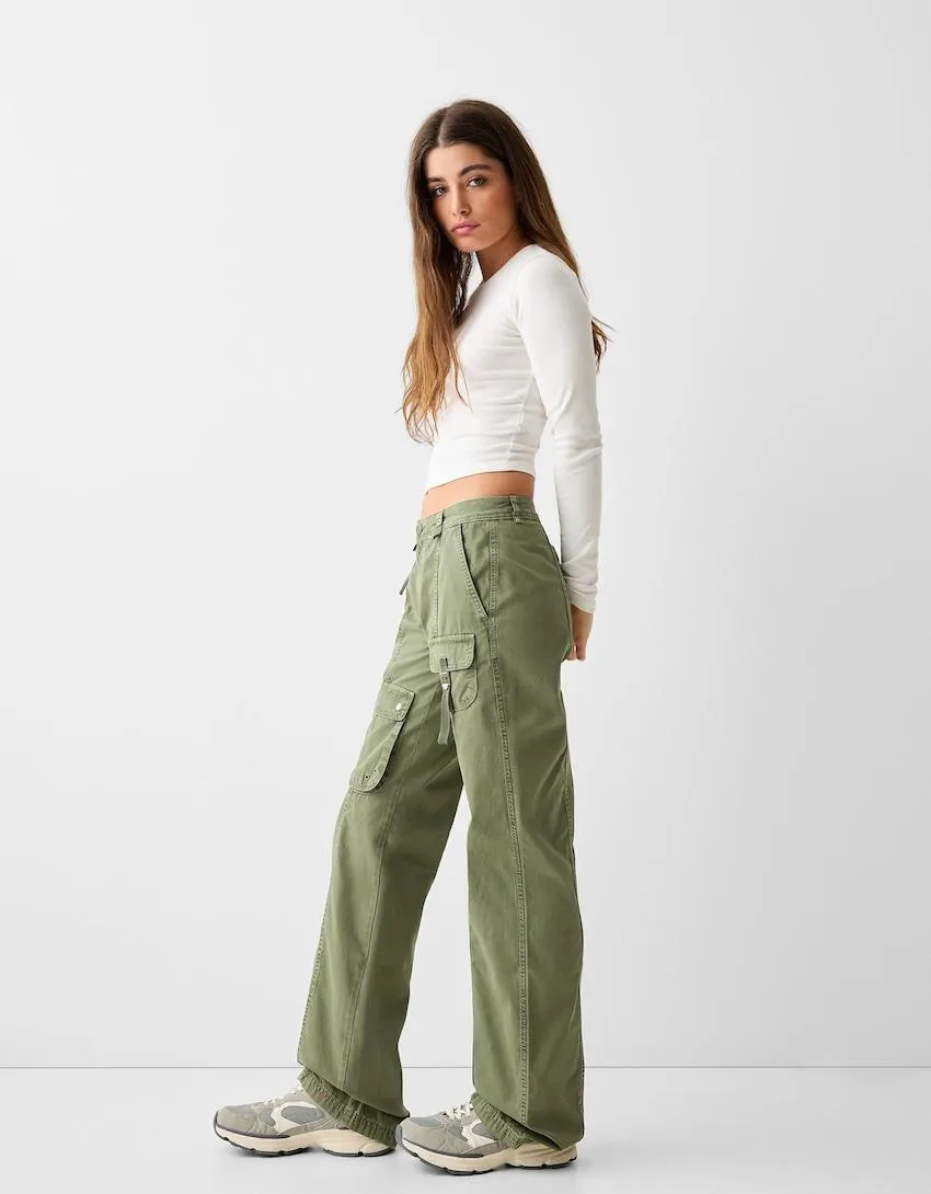 Low-waist cotton cargo trousers with strap