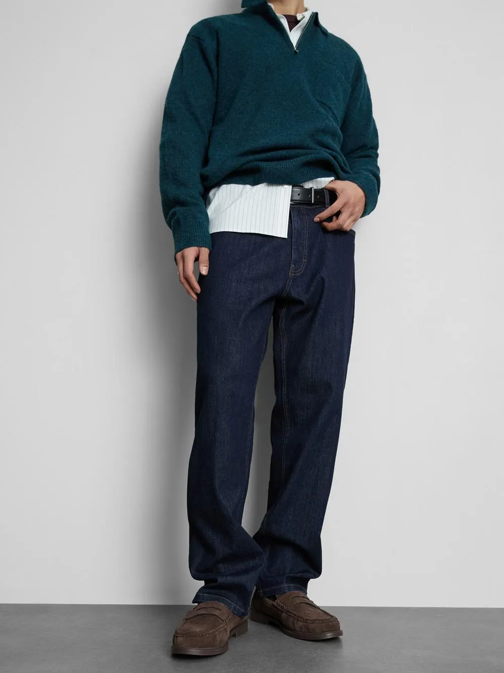 Džíny s rovnými nohavicemi a středně vysokým pasem