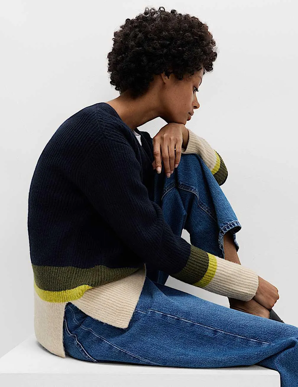 Proužkovaný svetr s žebrováním, výstřihem do V a příměsí vlny