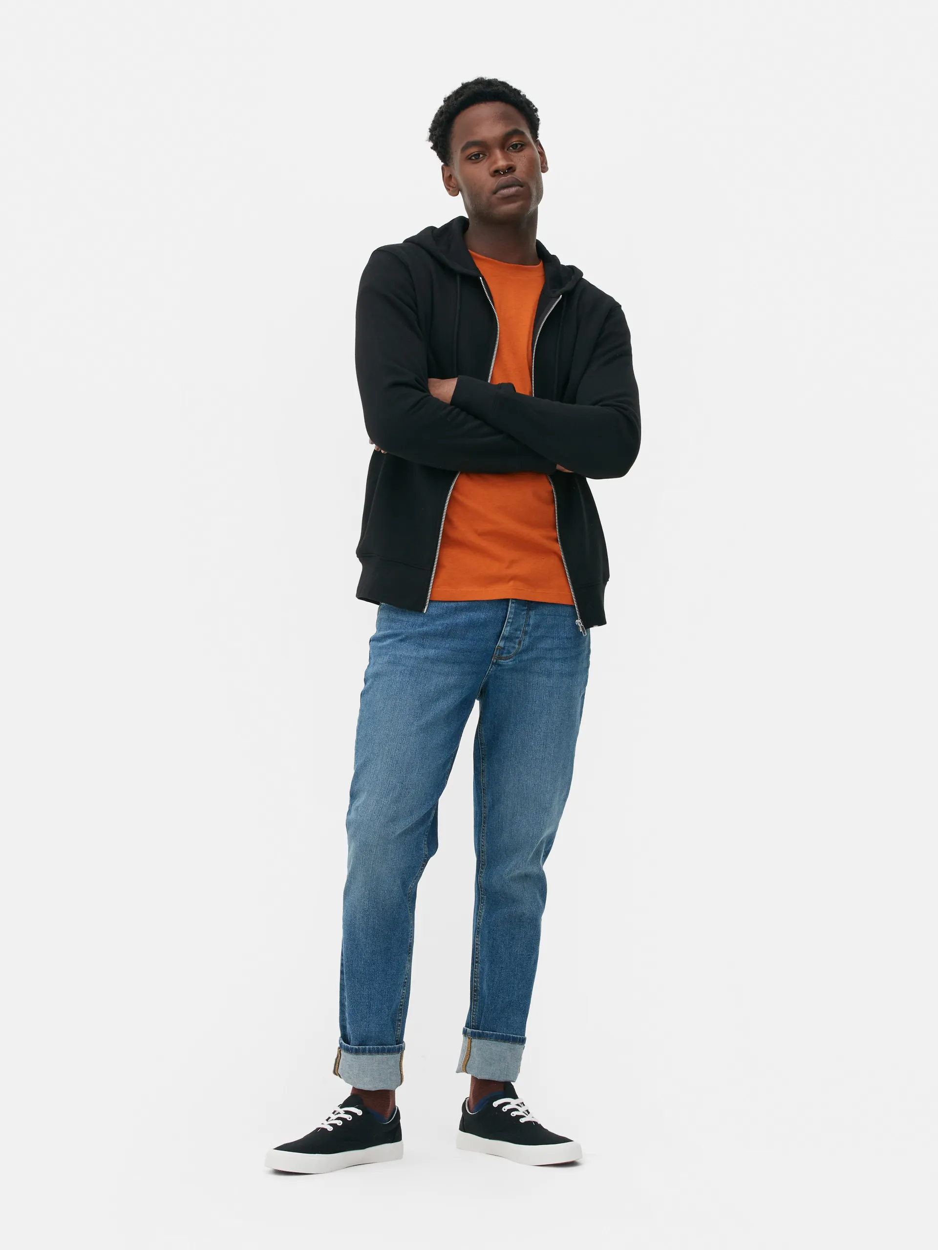 Jednoduchá mikina se zipem a kapucí