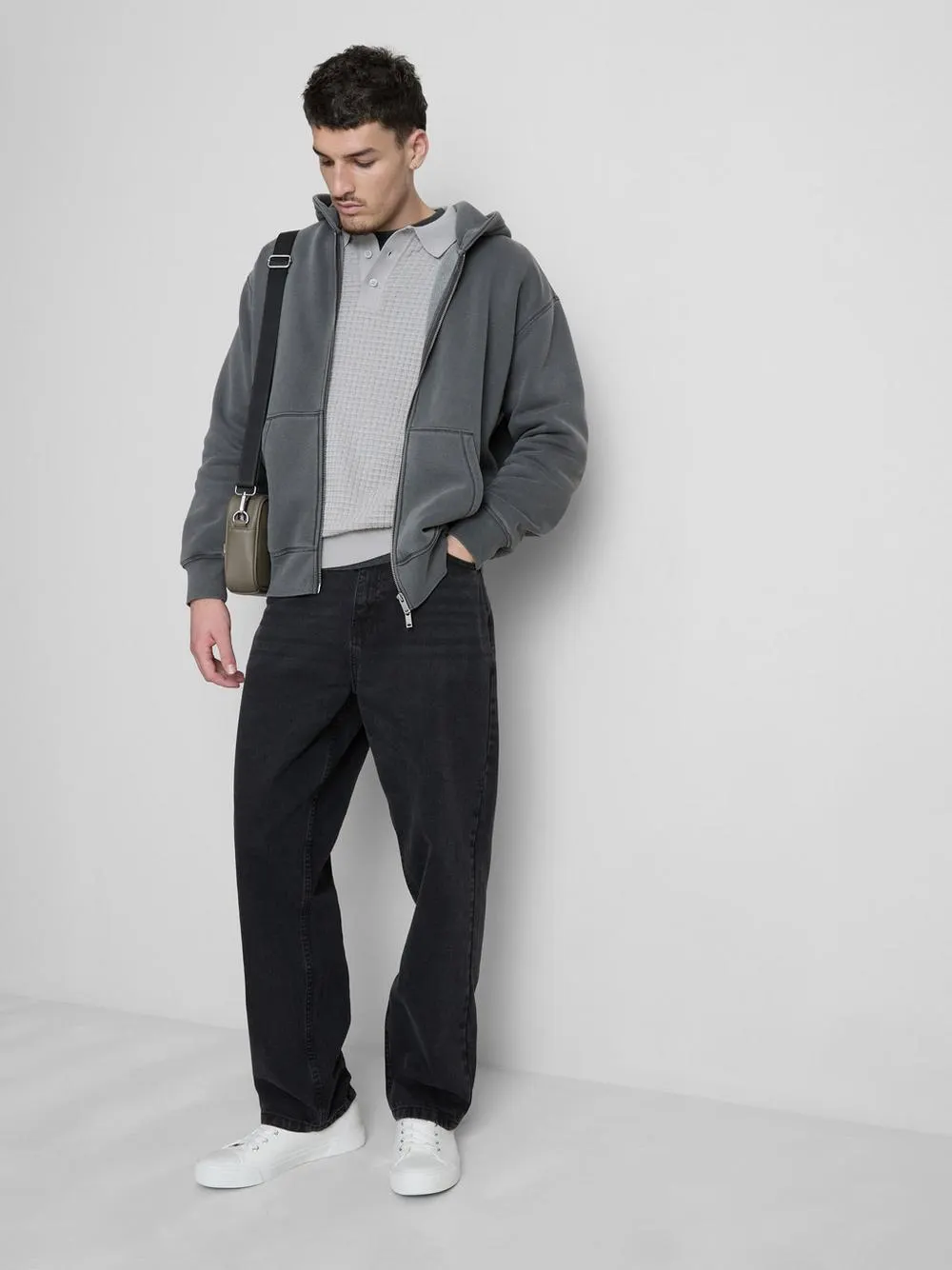 Džíny s rovnými nohavicemi a středně vysokým pasem