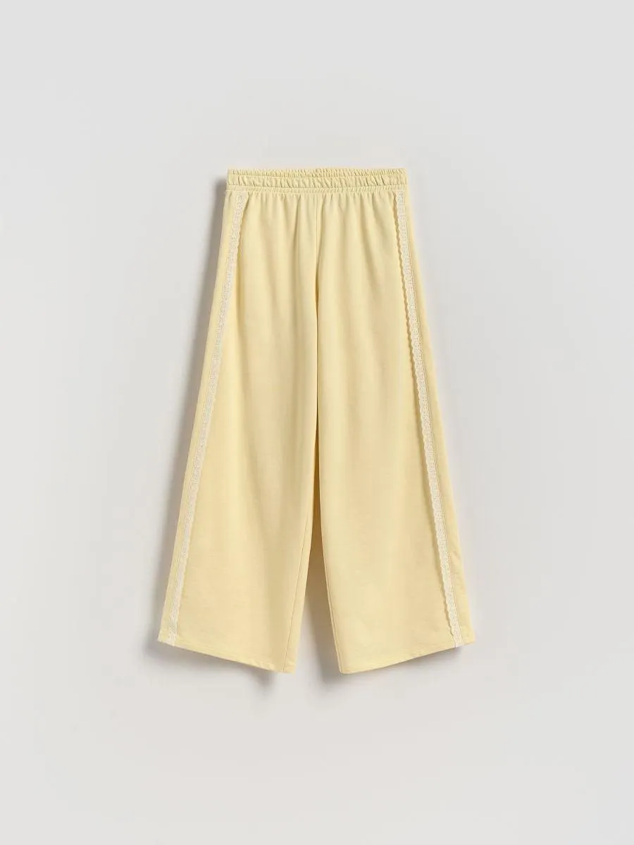 Teplákové kalhoty s krajkovými vsadkami