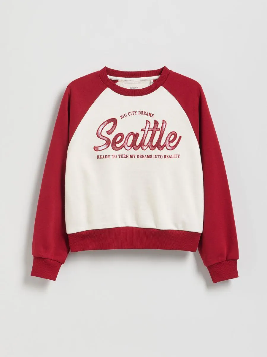 Zkrácená mikina s vyšívaným nápisem