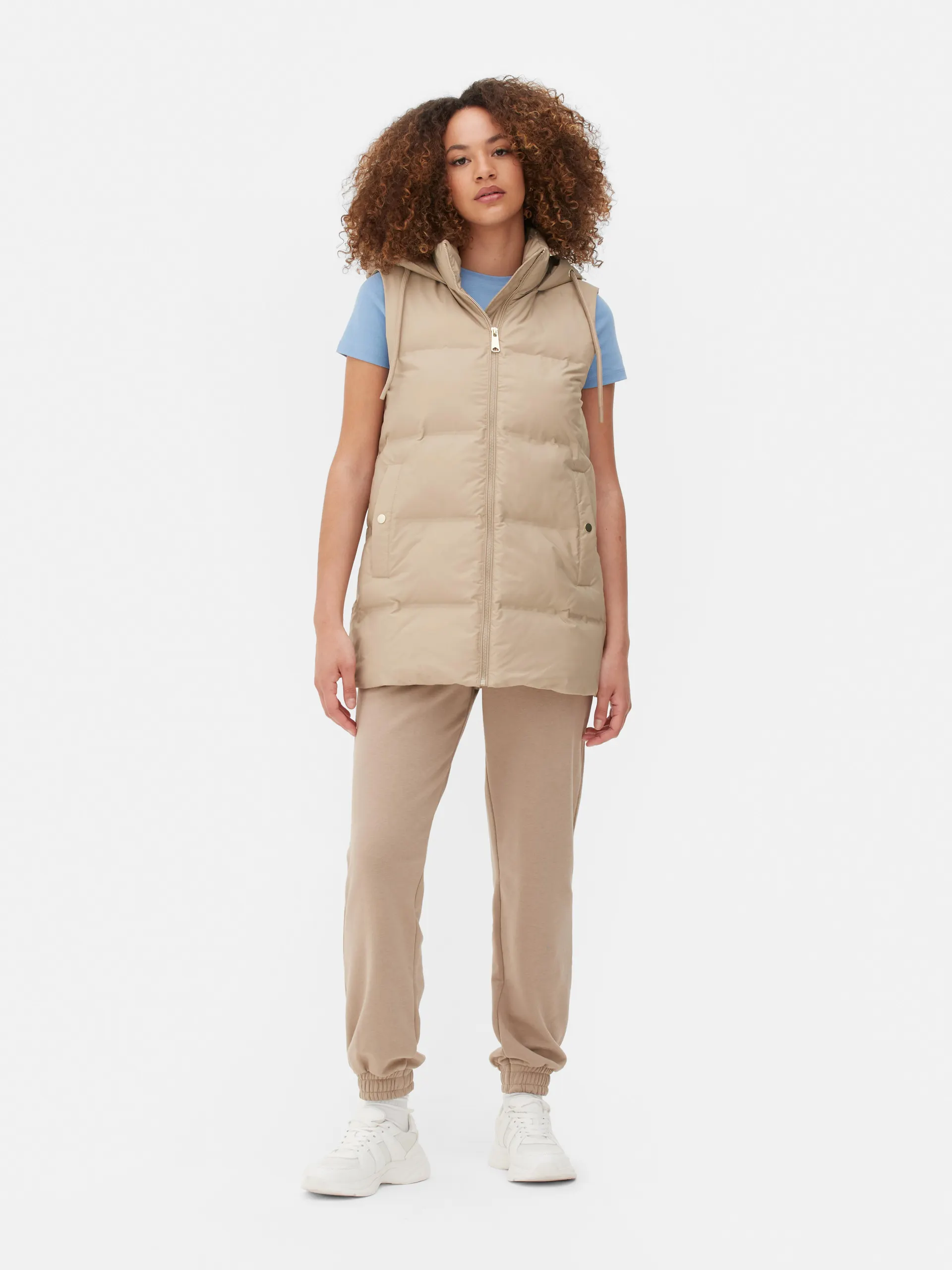 Prošívaná vesta s kapucí