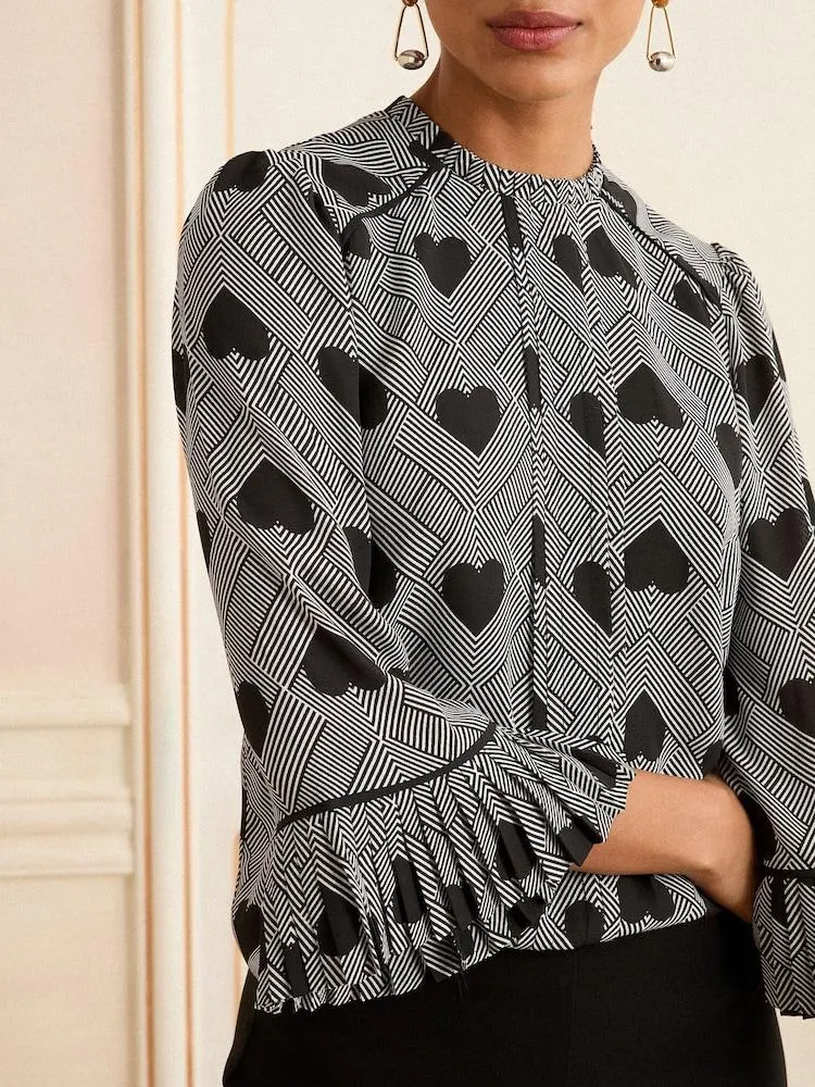 Vzor šedých srdíček - Love & Roses plisovaná halenka s flétnovými rukávy a kulatým výstřihem