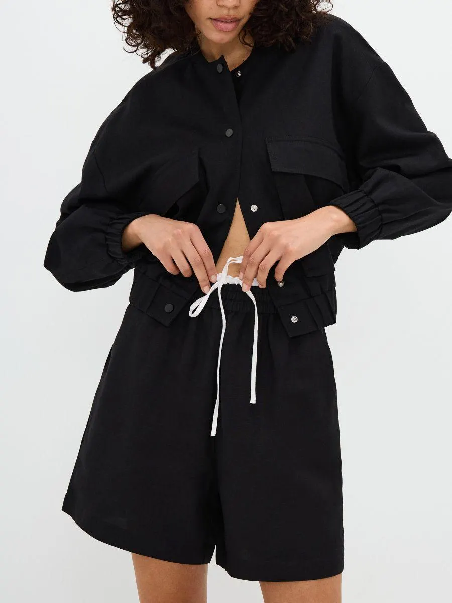 Šortky s kontrastní lemovkou