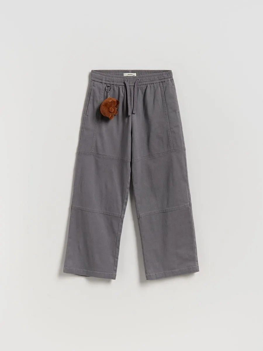 Kalhoty s přívěskem