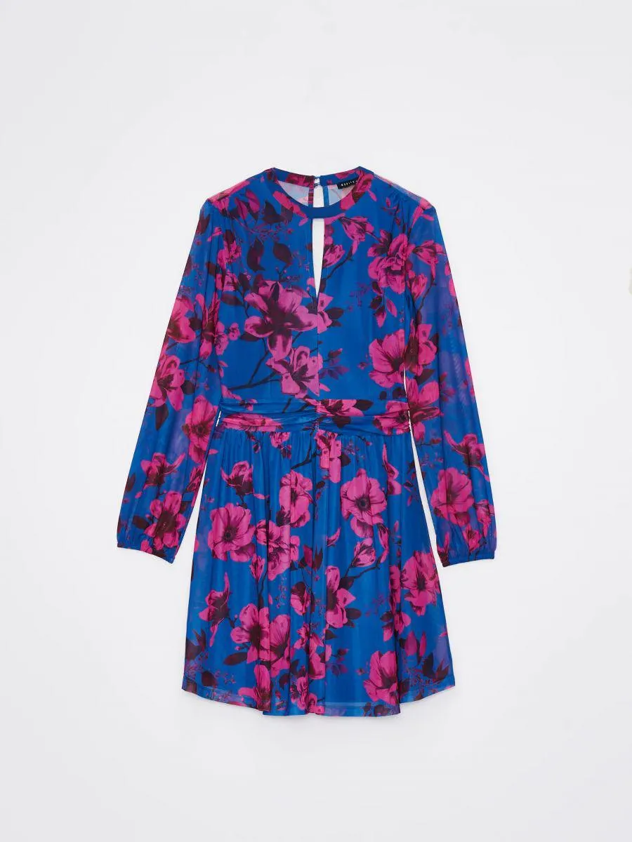 Šaty s průstřihem