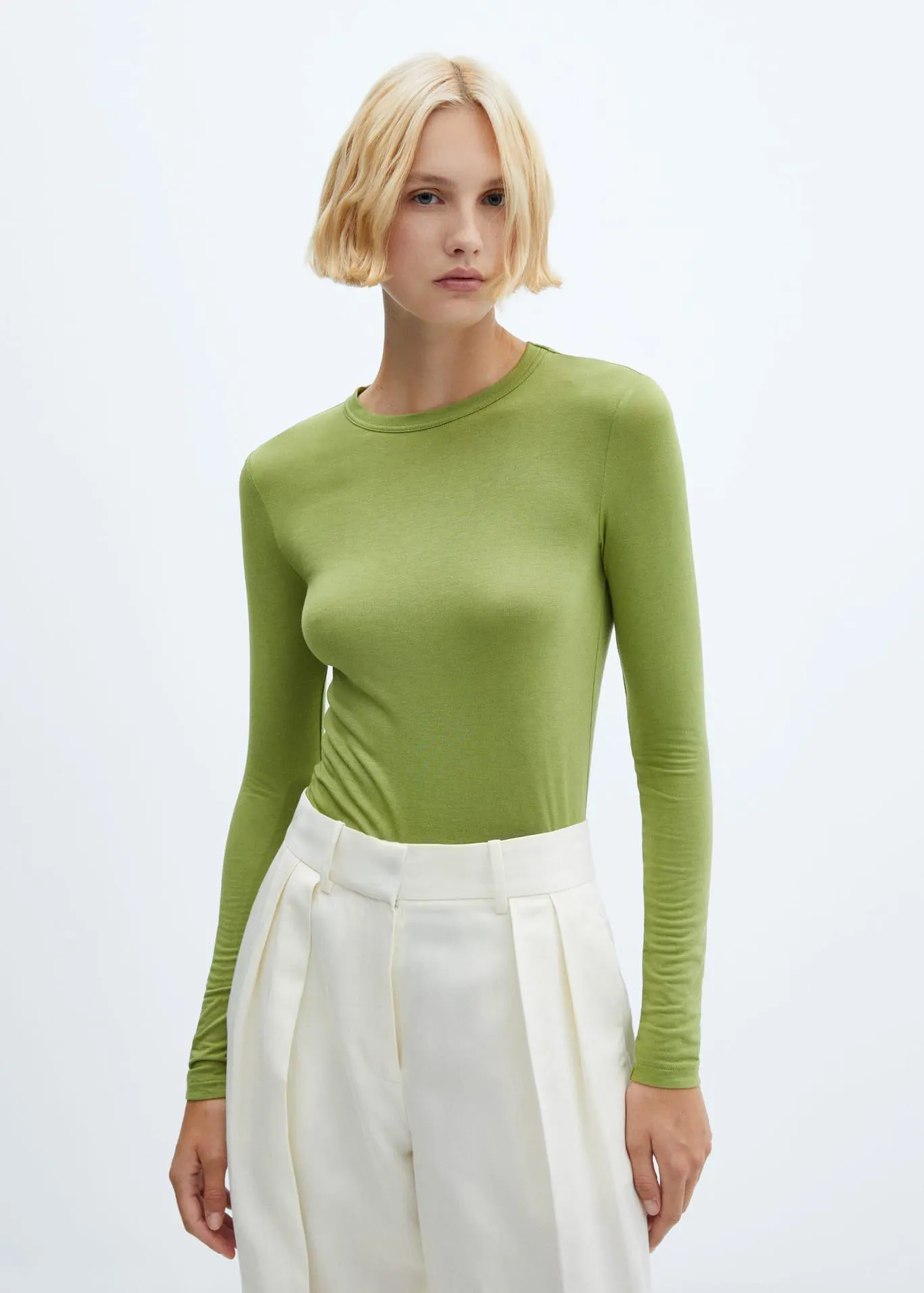 Round-neck long-sleeved t-shirt