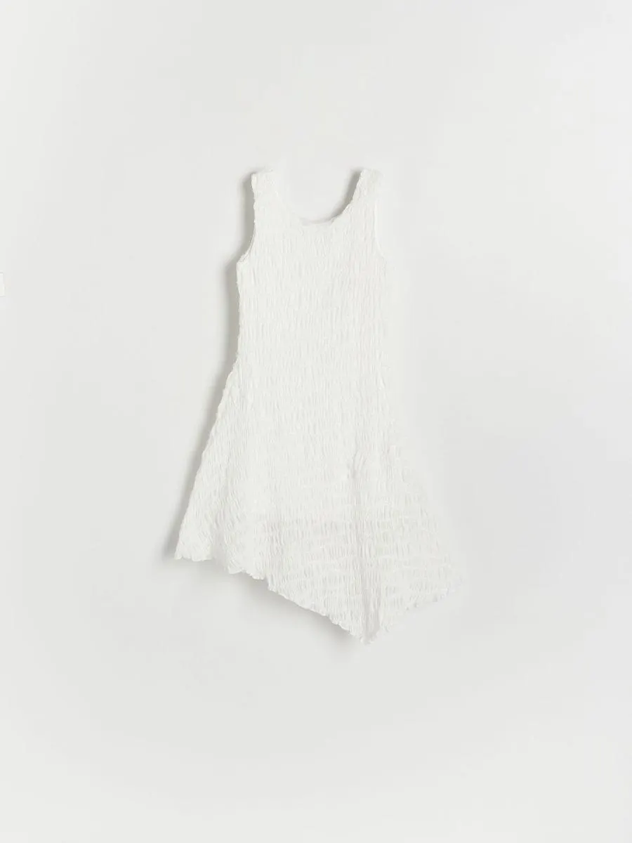 Šaty s asymetrickou dolní částí