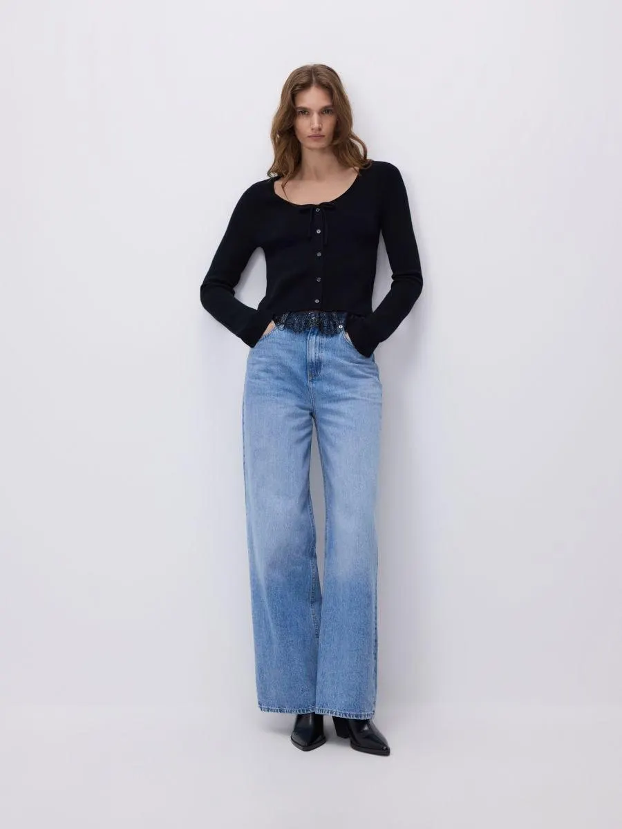 Svetr s ozdobnou krajkou