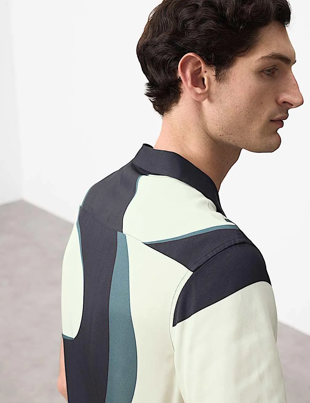 Košile s krátkým rukávem a abstraktním okrajem