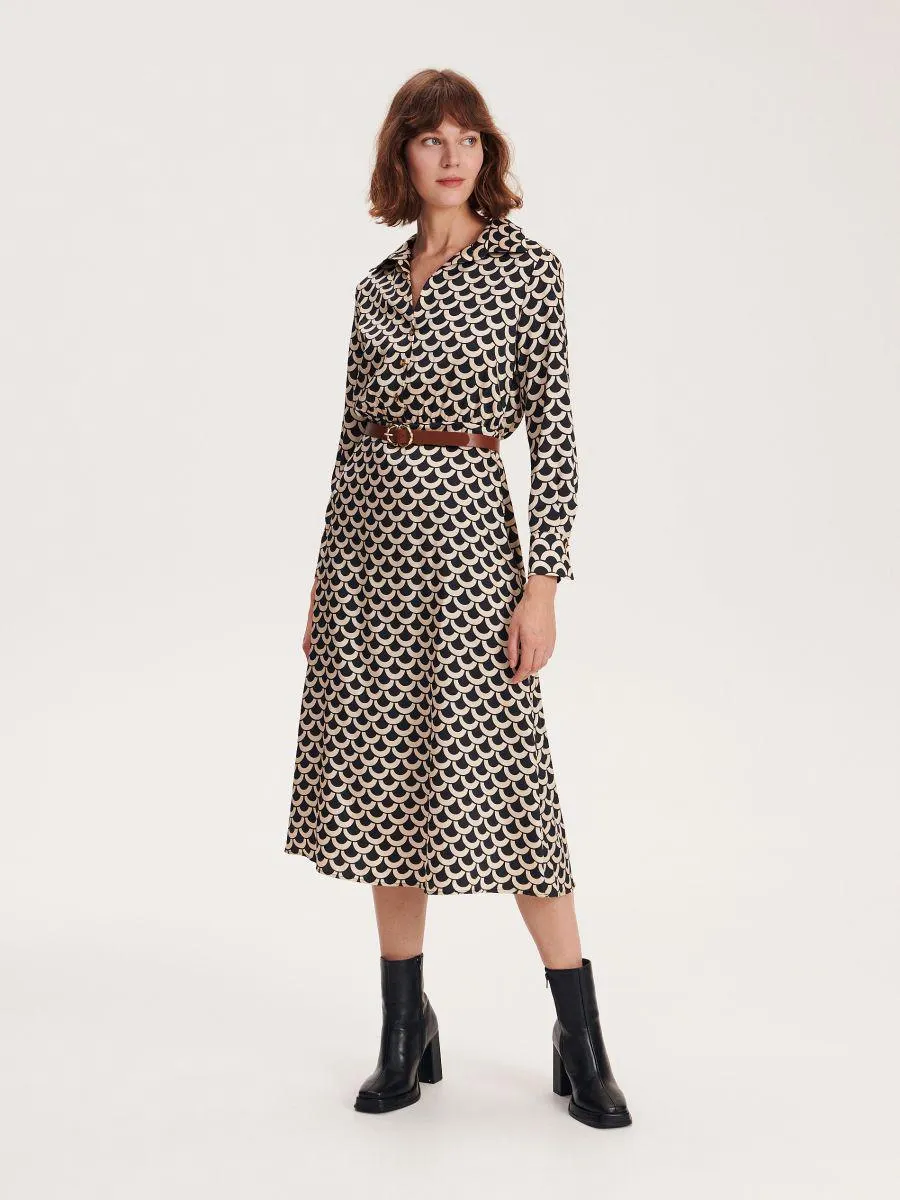 Šaty s geometrickým vzorem