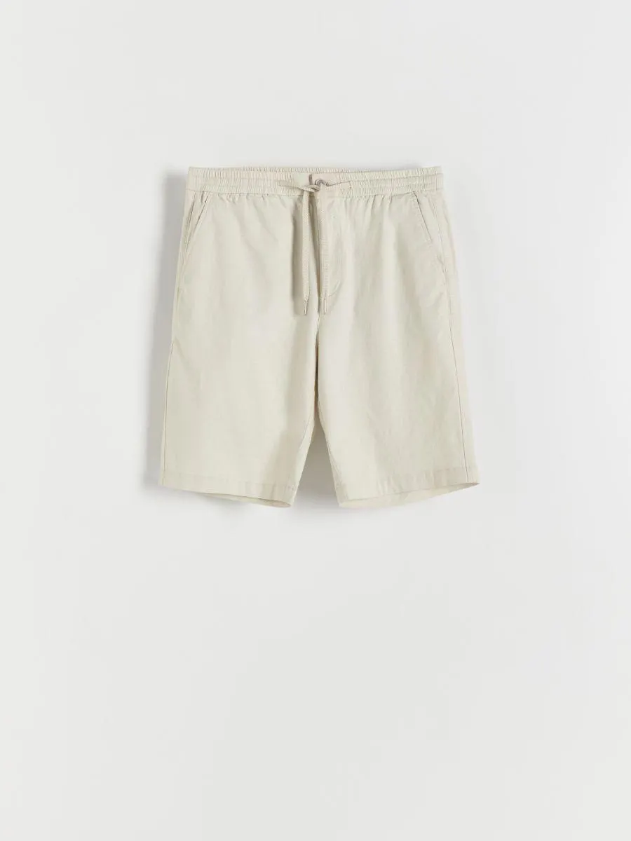 Kraťasy chino s vysokým podílem lnu