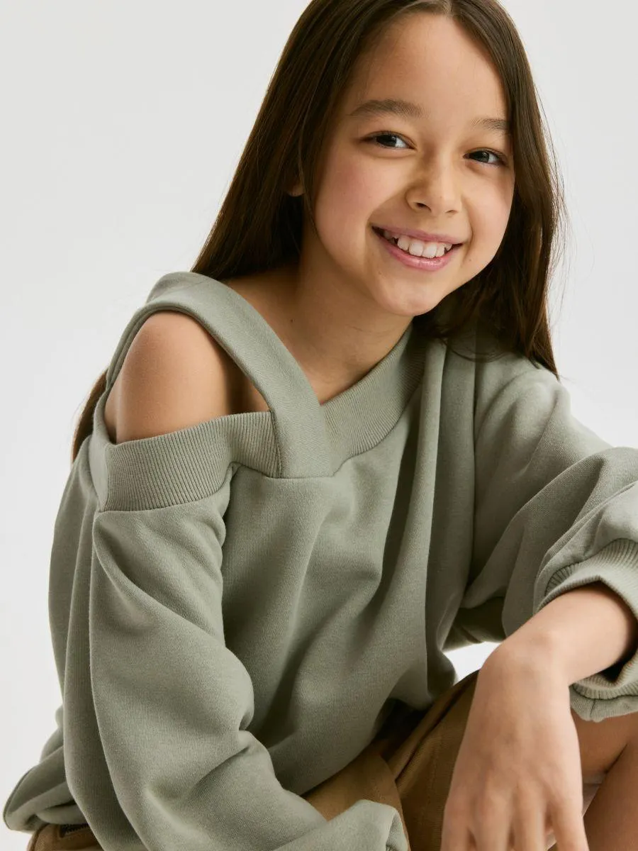 Mikina s odhaleným ramenem