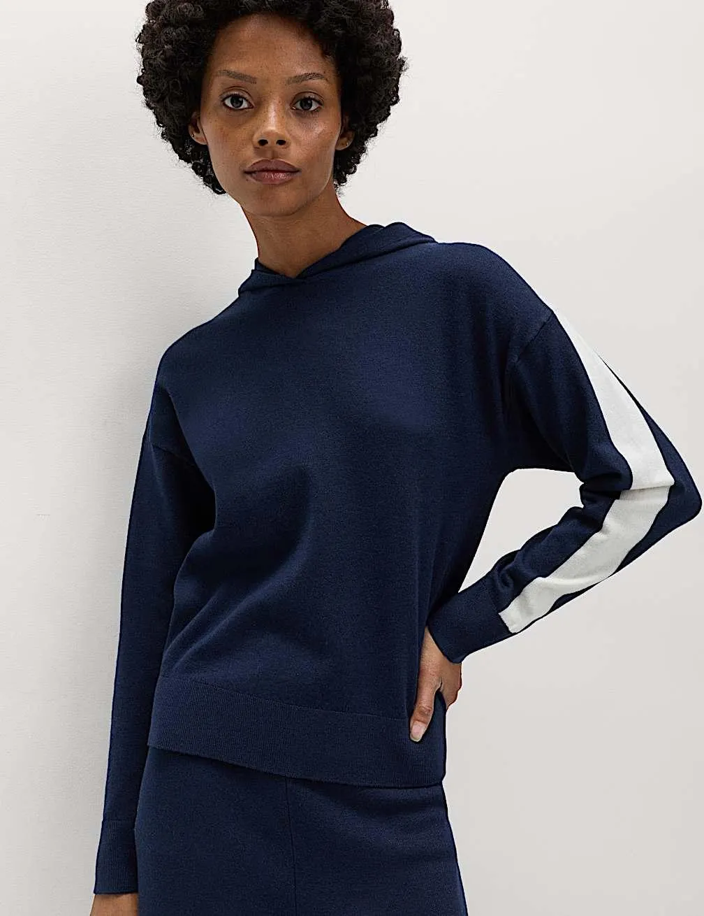 Pletená mikina s kapucí a vlnou, s postranními proužky