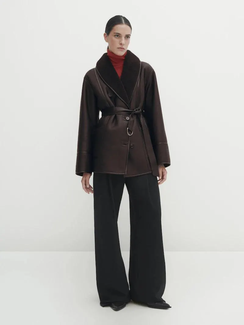 Kabát z ovčí kožešiny s šálovým límcem a páskem