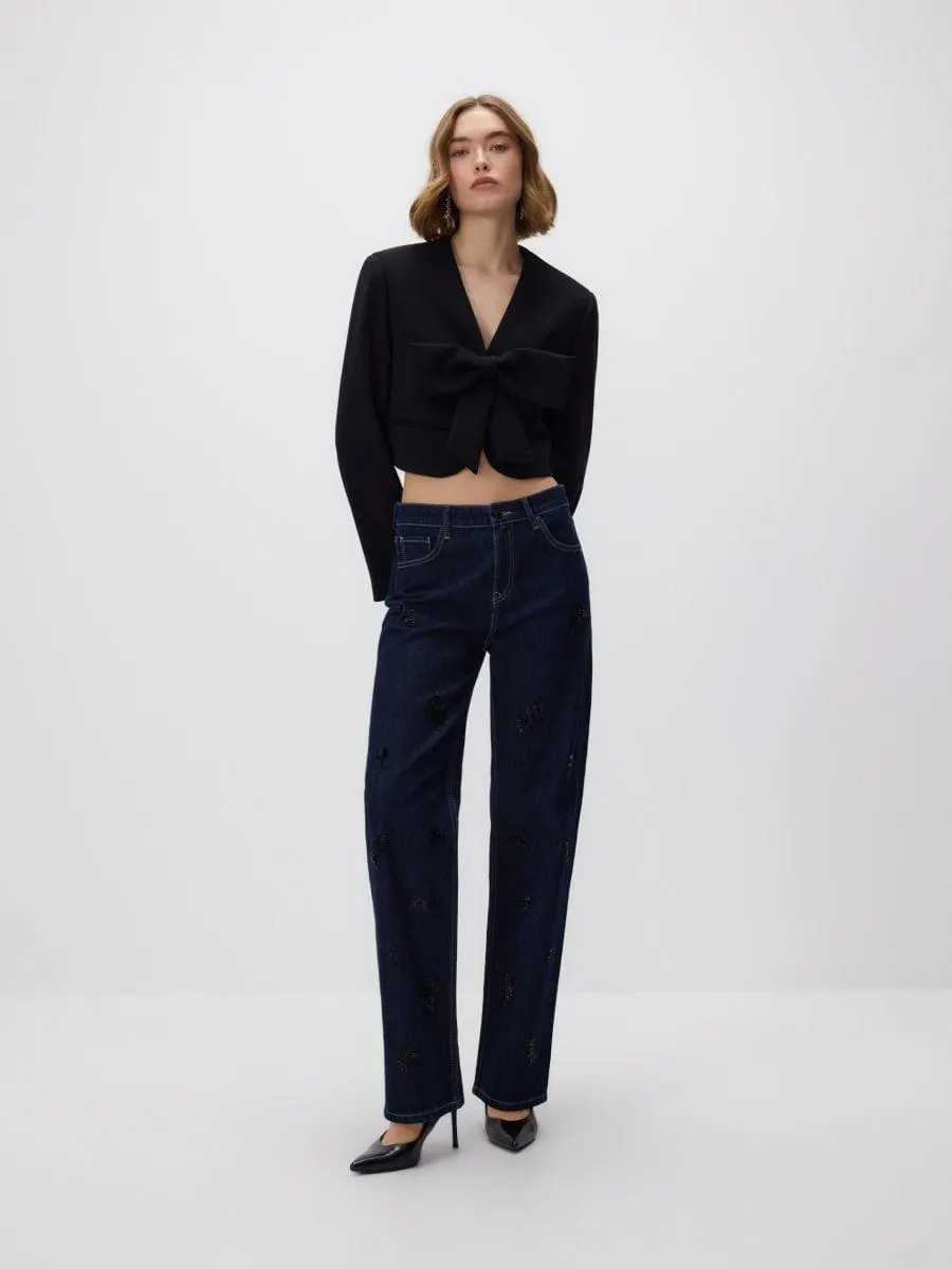 Rovné džíny s aplikacemi