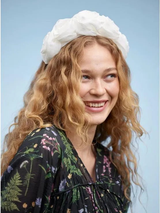 Čelenka s velkými květinami