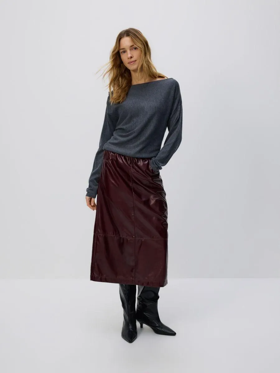 Svetr s lesklou aplikací