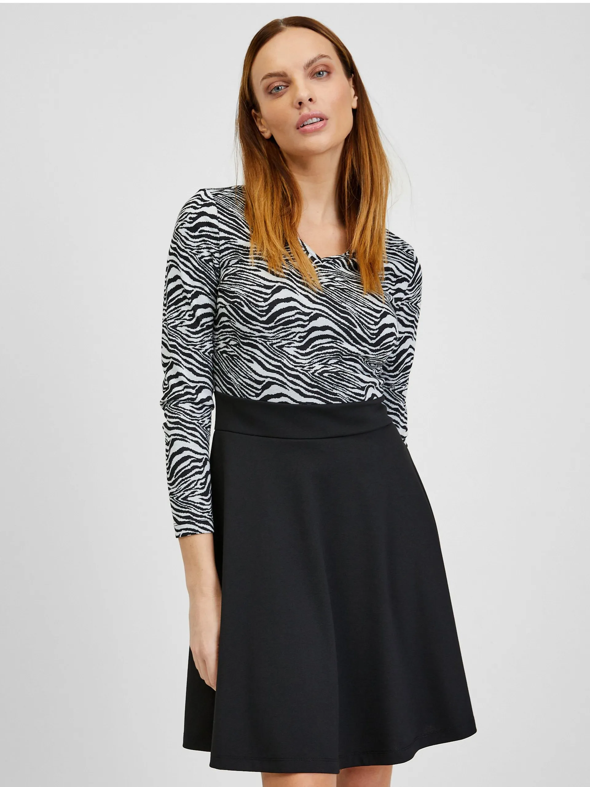 Bílo-černé dámské vzorované šaty ORSAY