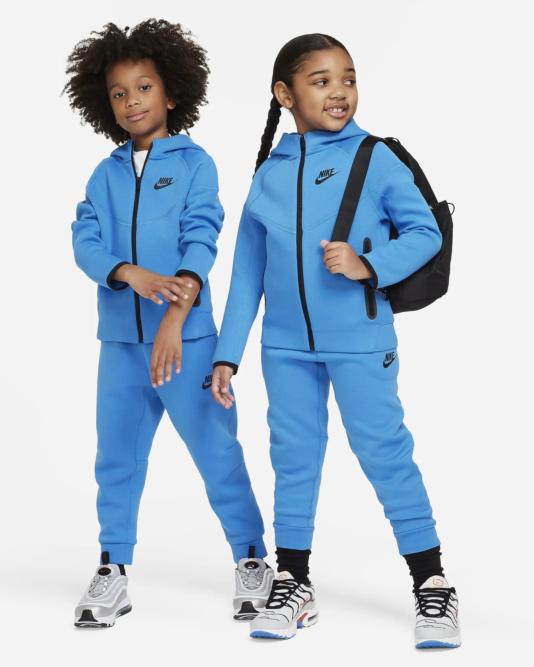 Souprava Nike Sportswear Tech Fleece se zipem po celé délce