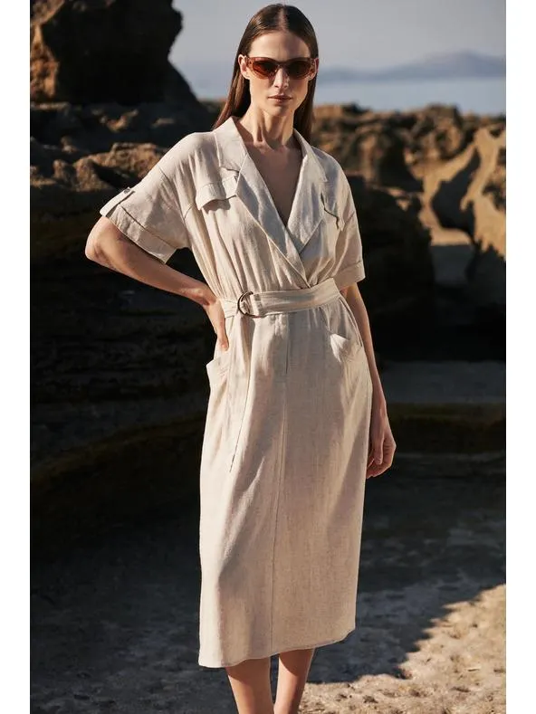 Béžové šaty s páskem