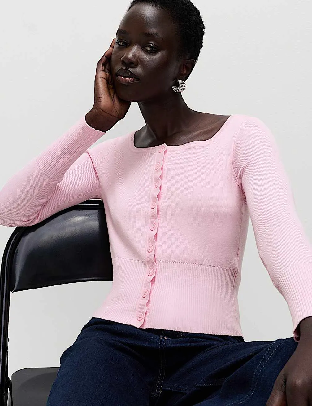 Kardigan úzkého střihu s hranatým výstřihem a vroubkovaným lemem