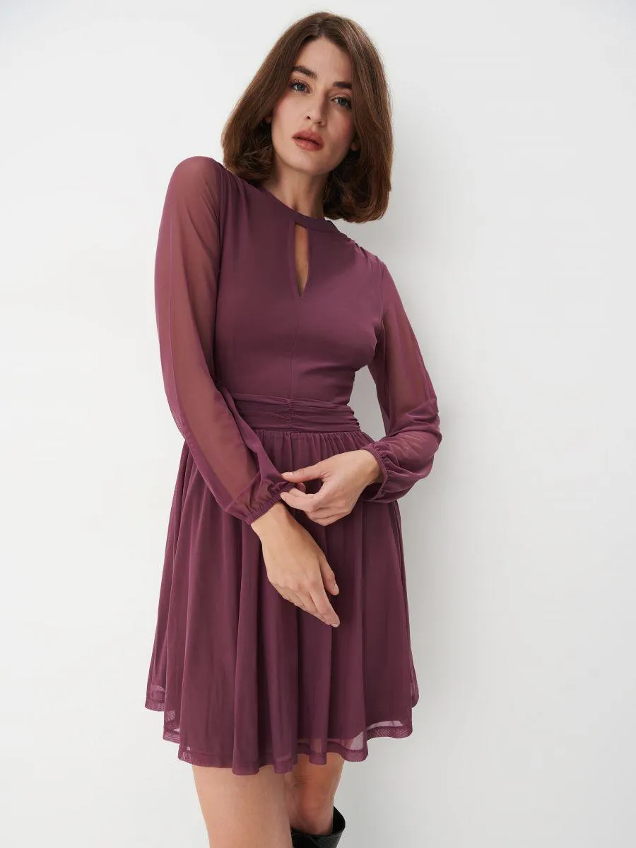 Šaty s průstřihem