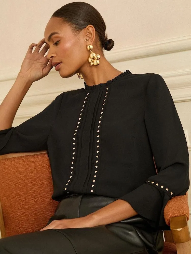 Černá se srdíčky - Love & Roses halenka s kovovými detaily a flétnovými rukávy