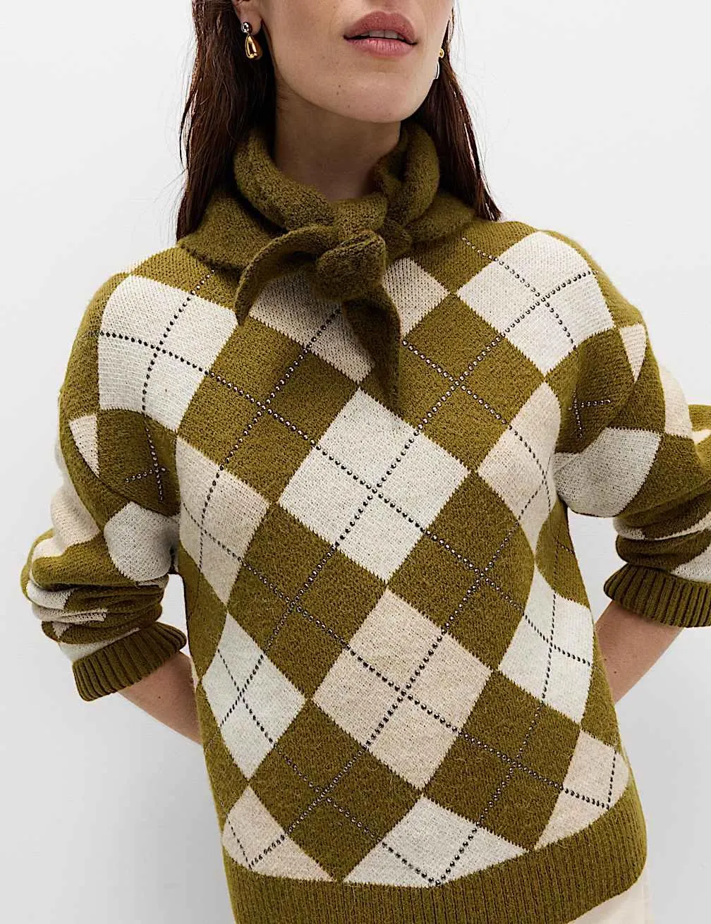 Svetr úzkého střihu s károvaným vzorem, kulatým výstřihem a vlnou