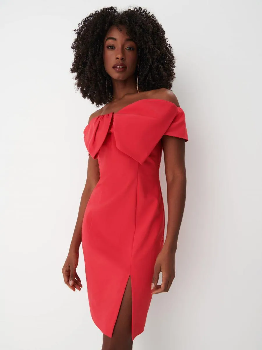 Šaty s odhalenými rameny