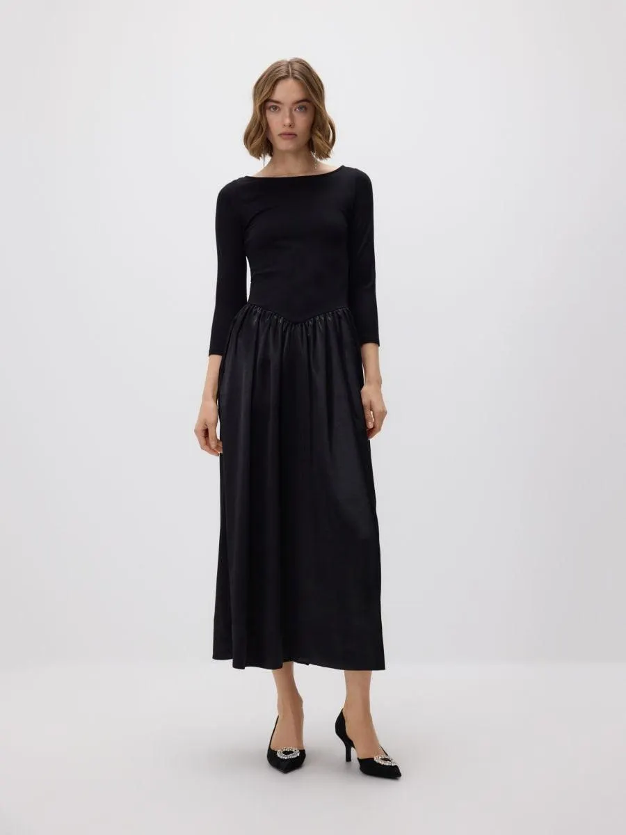 Šaty s ozdobnou spodní částí