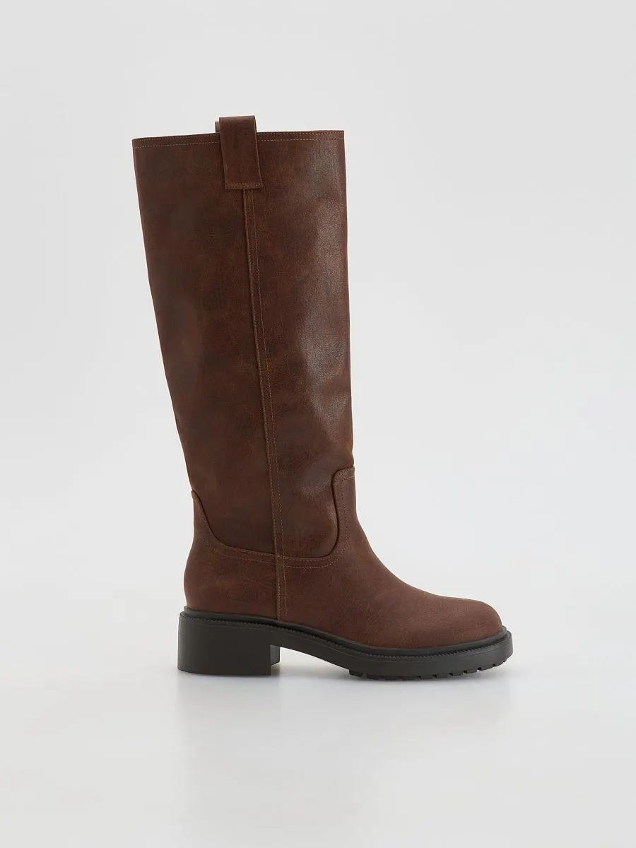 Vysoké boty s nízkým podpatkem