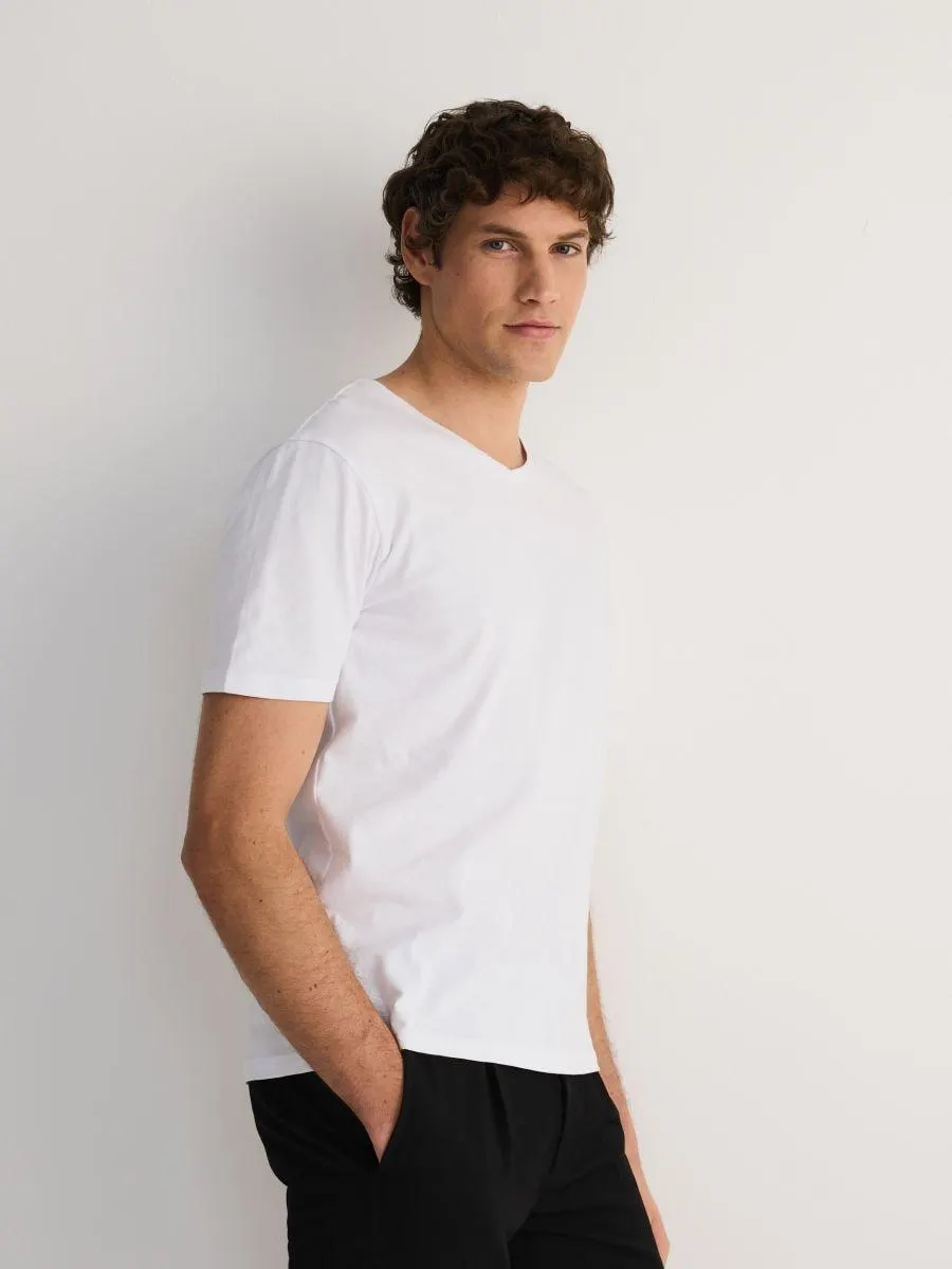 Tričko střihu slim s výstřihem do V