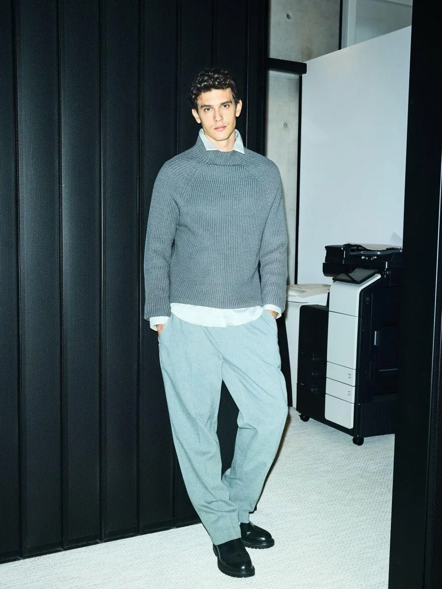 Svetr z žebrované pleteniny s nízkým stojáčkem