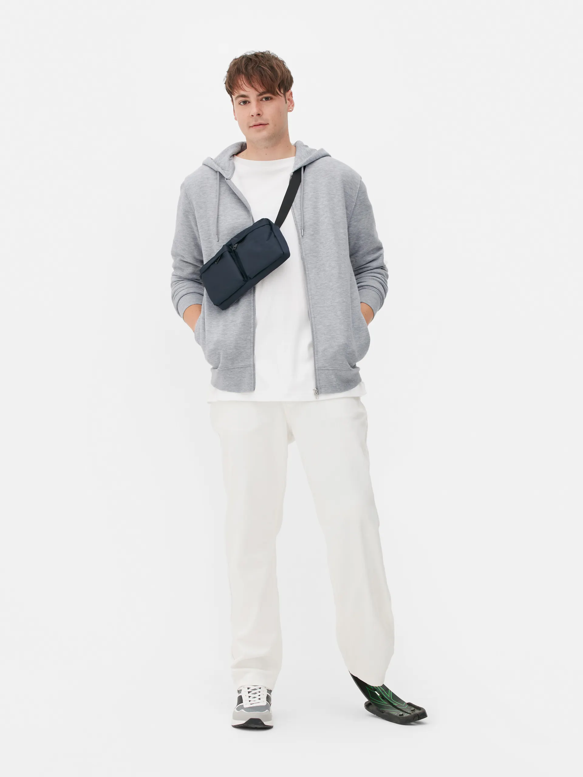 Jednoduchá mikina se zipem a kapucí