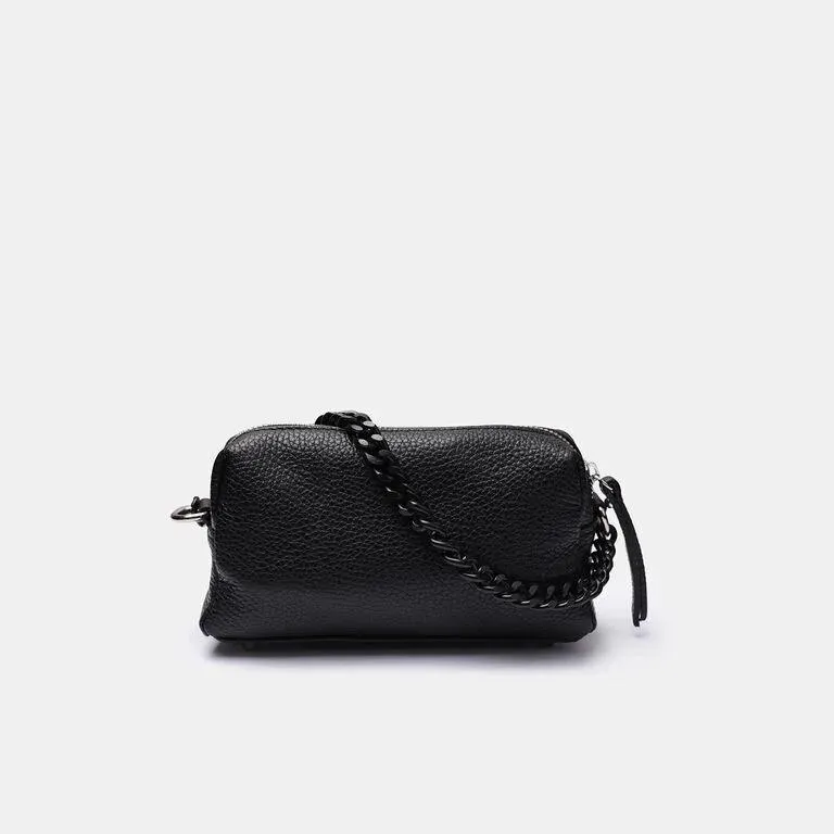 Menší kožená kabelka s řetízkovým uchem