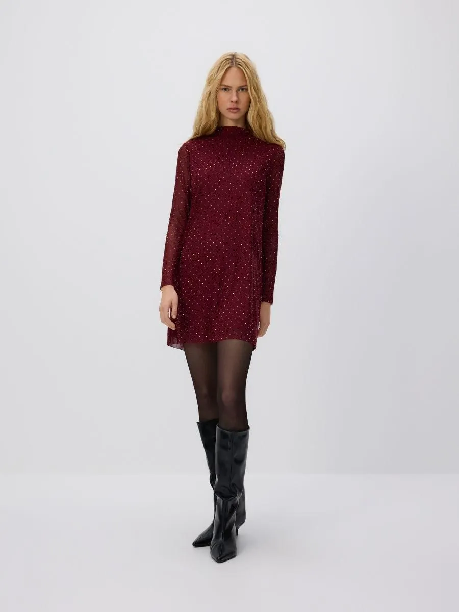 Šaty s ozdobnými aplikacemi