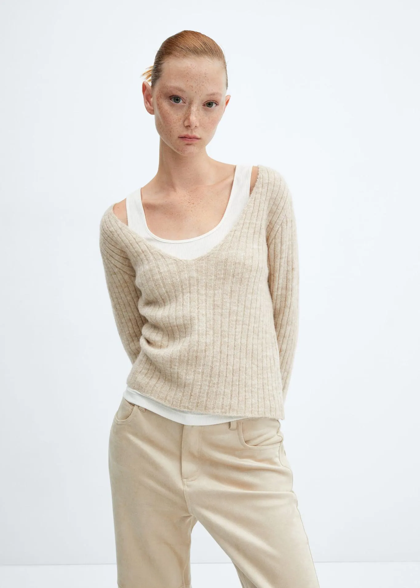 Camisola canelada com gola em V