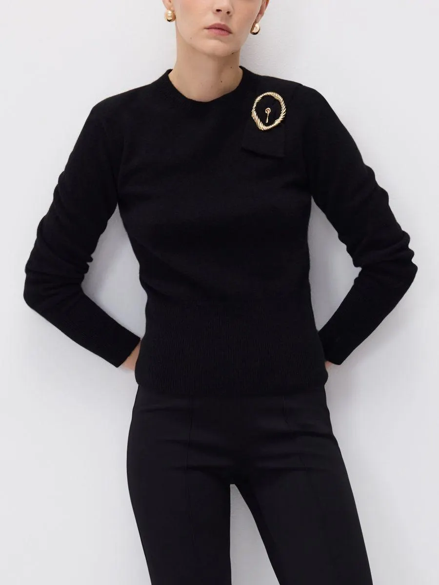 Vlněný svetr s přezkou