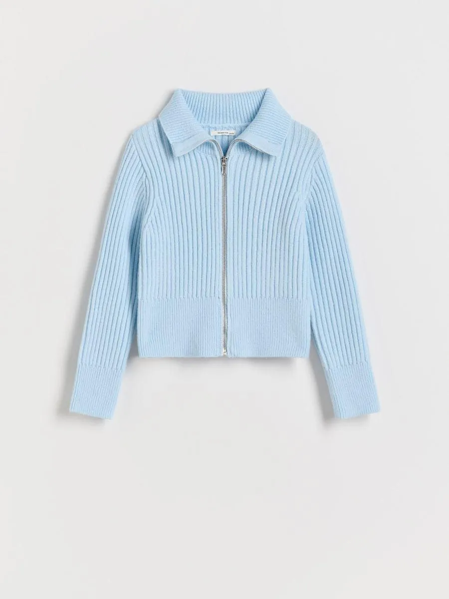 Svetr z žebrovaného úpletu se zapínáním na cvočky