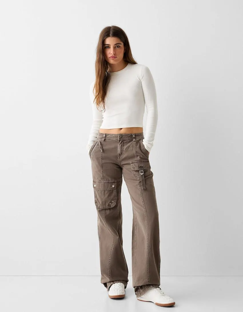 Low-waist cotton cargo trousers with strap