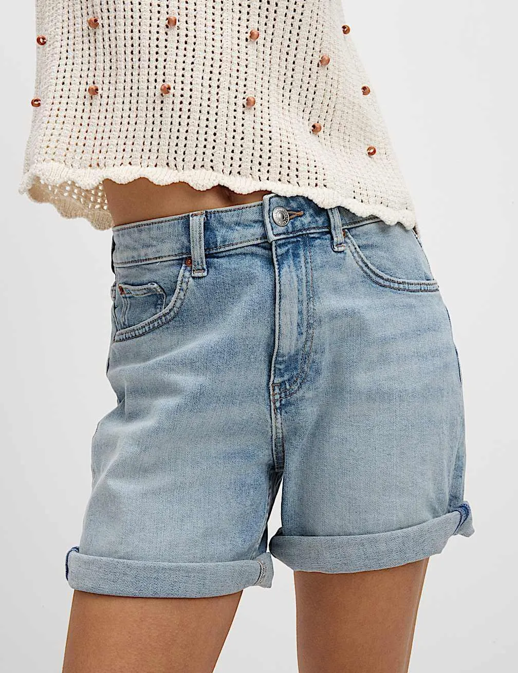 Džínové šortky v chlapeckém stylu