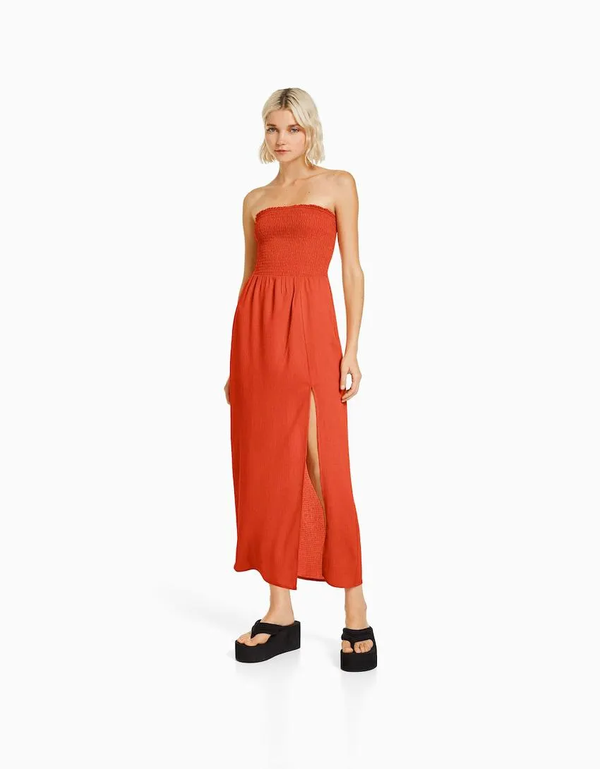 Dlouhé šaty s výstřihem bez ramínek a žabičkováním