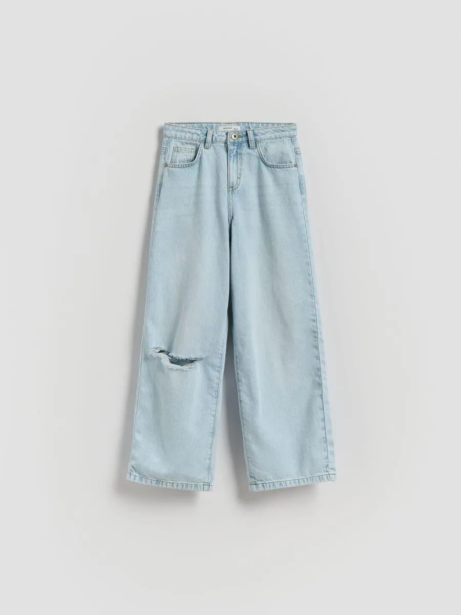 Džíny s širokými nohavicemi a oděrkami